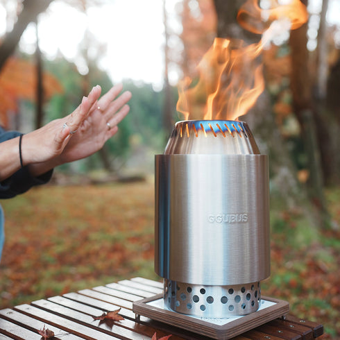 GGUBUS 二次燃焼ストーブ YOUR STOVE 暖を取る様子
